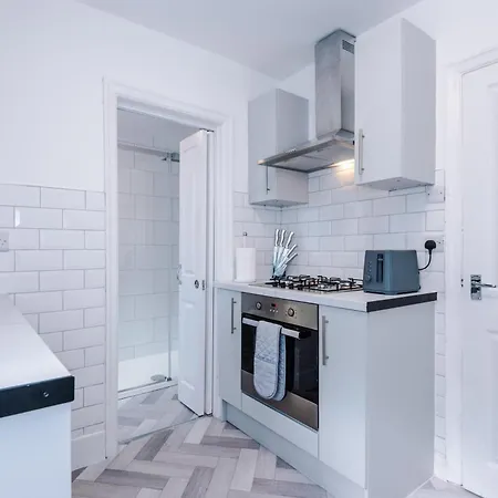 New! Spacious 3-bed In By 53 Degrees Property, Ideal For Business & Long Term, Free Parking!