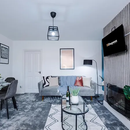 New! Spacious 3-bed In By 53 Degrees Property, Ideal For Business & Long Term, Free Parking! *