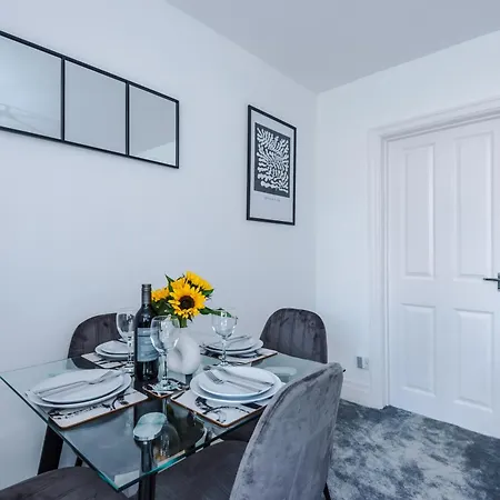 Dom wakacyjny New! Spacious 3-bed In By 53 Degrees Property, Ideal For Business & Long Term, Free Parking! *