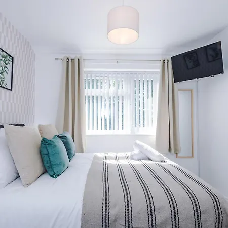 Dom wakacyjny New! Spacious 3-bed In By 53 Degrees Property, Ideal For Business & Long Term, Free Parking! Manchester