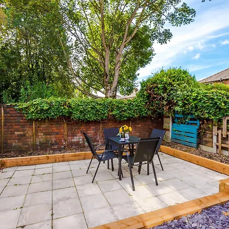 New! Spacious 3-bed In By 53 Degrees Property, Ideal For Business & Long Term, Free Parking! *