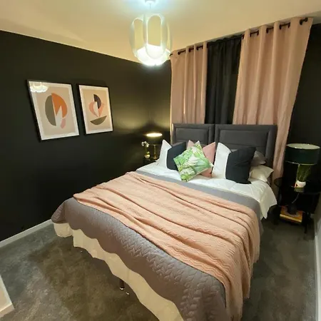 Couples Retreat / Workers Paradise + Free Parking Apartamento