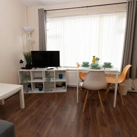 Апартаменты Cosy Stretford In A Prime Location *