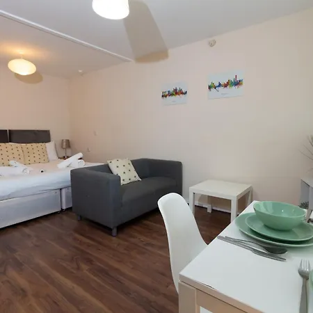 Апартаменты Cosy Stretford In A Prime Location *