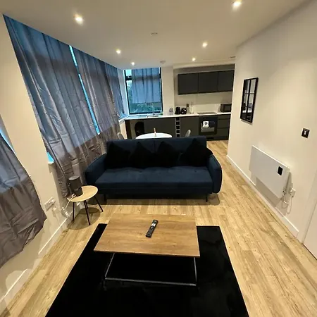 Sleek 1-bedroom Getaway Flat In Stretford Apartament *