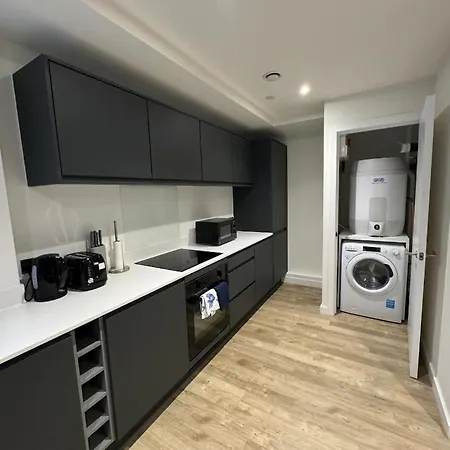 Sleek 1-bedroom Getaway Flat In Stretford Manchester