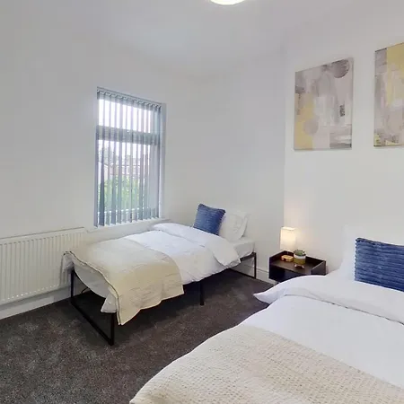 Sleeps6- Parking- Media Uk- Longstay Discount Manchester