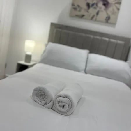 Entire House - Near Etihad Stadium And بيت للعطل