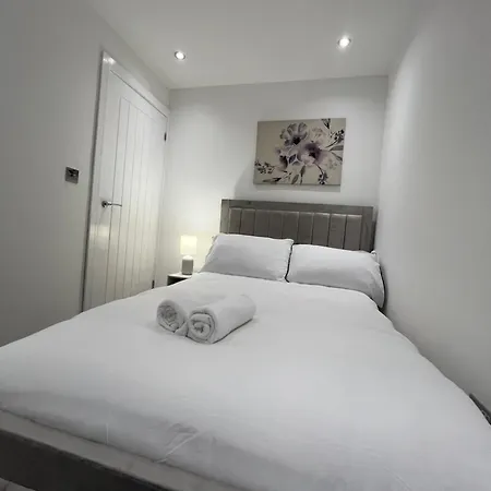 Entire House - Near Etihad Stadium And * مانشستر