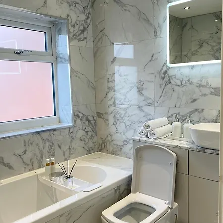 Entire House - Near Etihad Stadium And بيت للعطل