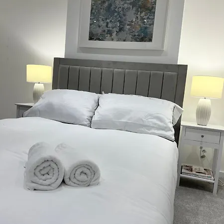 Entire House - Near Etihad Stadium And بيت للعطل *