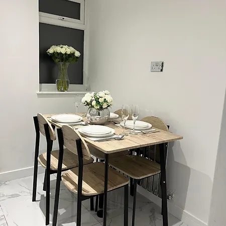 Entire House - Near Etihad Stadium And Holiday home *