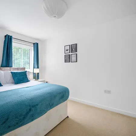 Dom wakacyjny Modern 2 Bed With Driveway Near Coop Live & Etihad Stadium , Sleeps 5 , Self Checkin And Free Parking