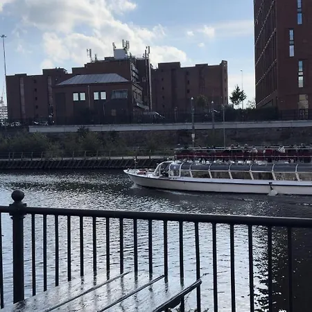Luxury Comfy Bedroom With A View In Salford Quays Manchester