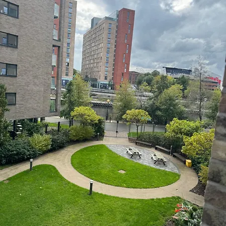 Luxury Comfy Bedroom With A View In Salford Quays