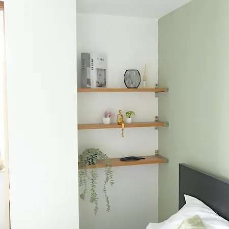 Spacious 2br W Juliet Balcony & Gated Parking *