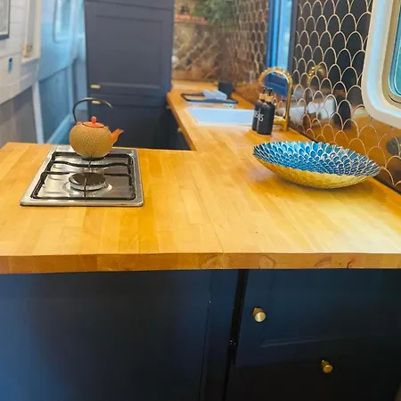 Bespokenarrowboat Botel