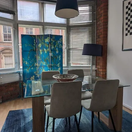 Spacious 2 Bed In Centre דירה *