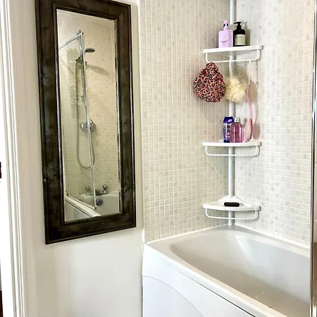 Апартаменты Cozy Private With Private Bathroom & Free Parking In Salford! *