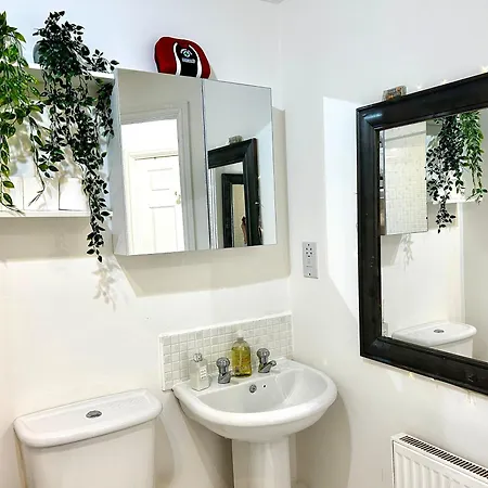 Cozy Private With Private Bathroom & Free Parking In Salford! Lejlighed