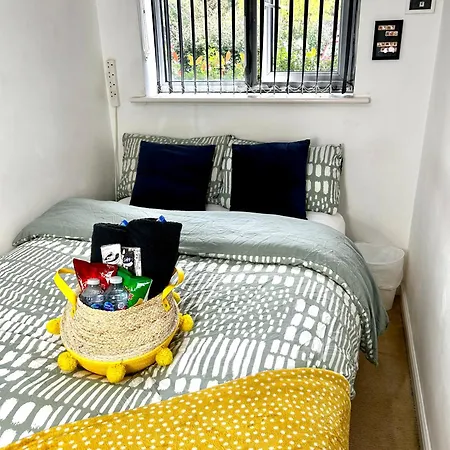 아파트 Cozy Private With Private Bathroom & Free Parking In Salford!
