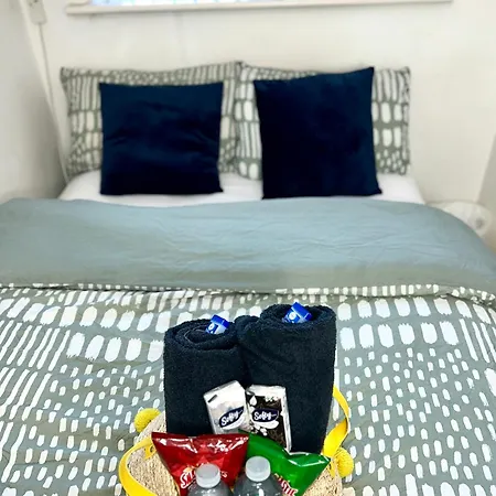 Cozy Private With Private Bathroom & Free Parking In Salford! 아파트 *