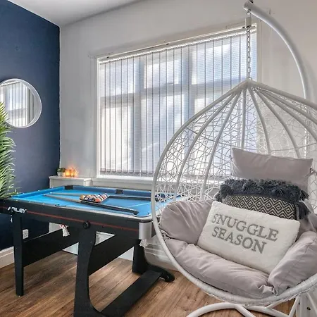 Modern 3 Bedroom House - Parking - Pool Table - Sleeps 6 *