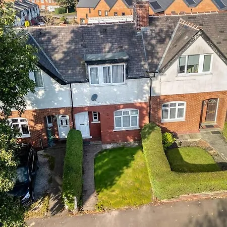 Modern 3 Bedroom House - Parking - Pool Table - Sleeps 6 * Manchester