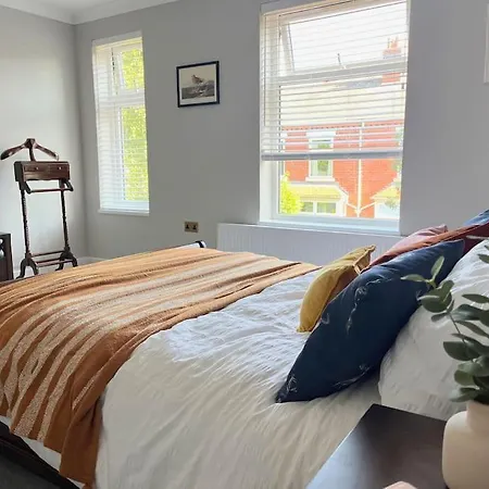 Artistic 3 Bed In Old Trafford Next To Mufc بيت للعطل