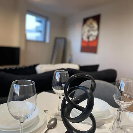 Deluxe 2 Bed En-suite Flat דירה