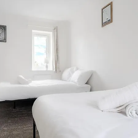 Cozy 3br - Games - Sleeps 9 דירה *