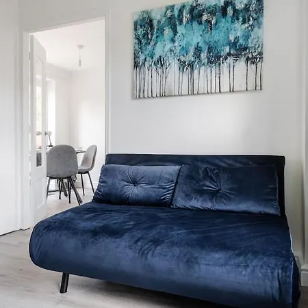 Cozy 3br - Games - Sleeps 9 דירה *