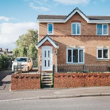 Cozy 3br - Games - Sleeps 9 דירה *