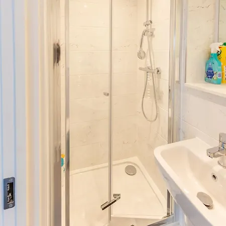 Stunning Modern 3 Bedroom Townhouse - Perfect Getaway بيت للعطل