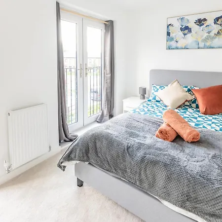 Stunning Modern 3 Bedroom Townhouse - Perfect Getaway بيت للعطل