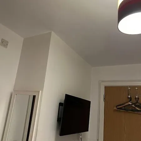 1 Bed Studio, Sleeps 2, Close To Centre Apartment *