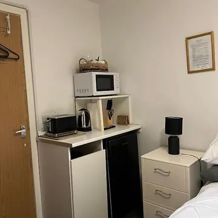 1 Bed Studio, Sleeps 2, Close To Centre Manchester