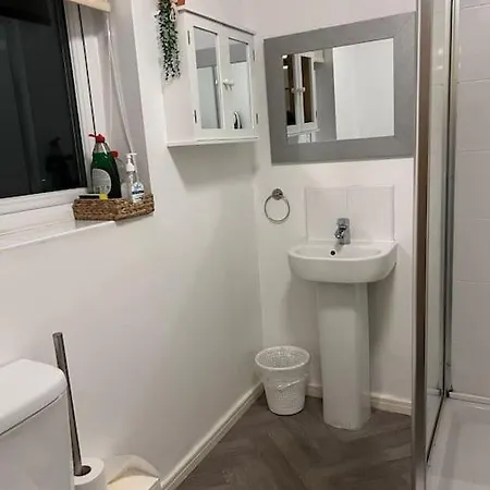 1 Bed Studio, Sleeps 2, Close To Centre