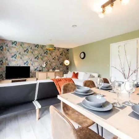 Charming Whitehurst Drive Nest In Manchester