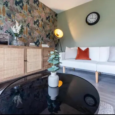 Charming Whitehurst Drive Nest In Manchester