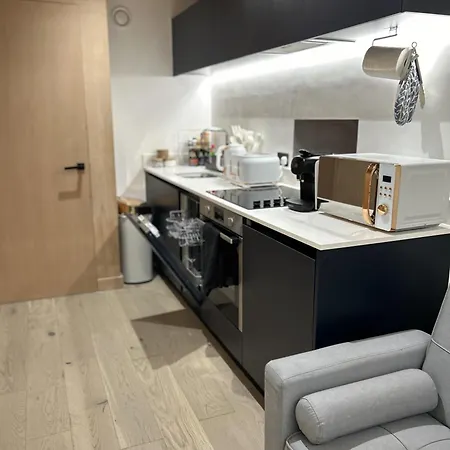 2 Level - Balcony-free Parking-wi-fi * Manchester