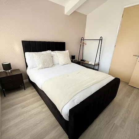 3 Bedroom House With Free Parking 度假居