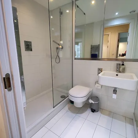 Free Private Parking - City Centre 2 Bedroom Ensuite Near Shopping & Financial Centre, Victoria Station & Ao Manchester
