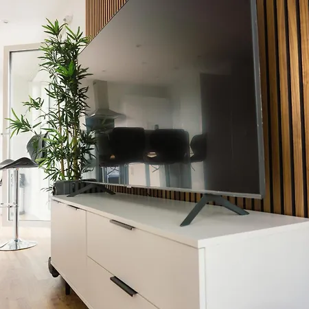 Manchester's Luxurious 2-bed Haven With Balcony - Canal Views & Proximity To United *