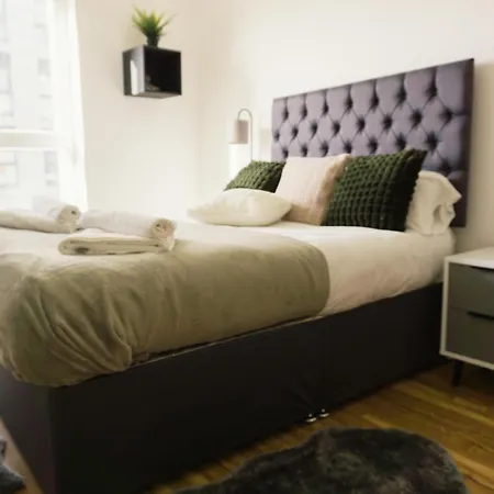 Manchester's Luxurious 2-bed Haven With Balcony - Canal Views & Proximity To United *