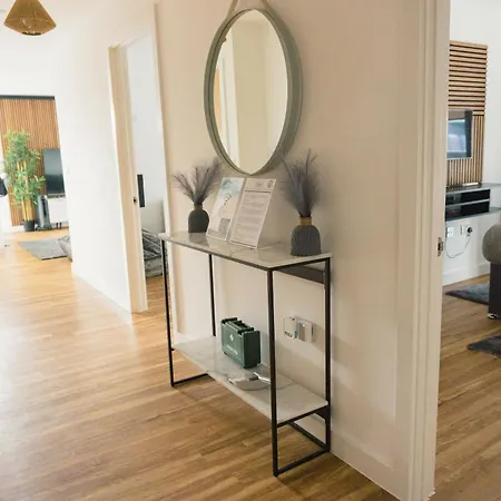 Manchester's Luxurious 2-bed Haven With Balcony - Canal Views & Proximity To United