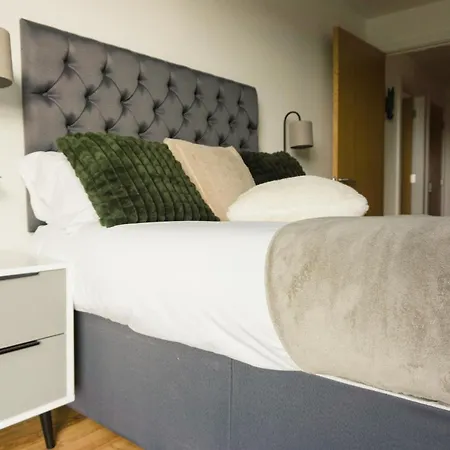 Manchester's Luxurious 2-bed Haven With Balcony - Canal Views & Proximity To United * Manchester