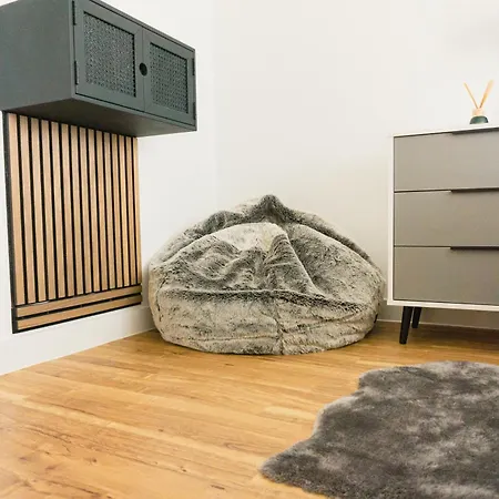 Manchester's Luxurious 2-bed Haven With Balcony - Canal Views & Proximity To United Manchester