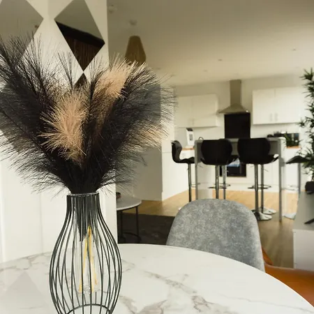 Manchester's Luxurious 2-bed Haven With Balcony - Canal Views & Proximity To United * マンチェスター