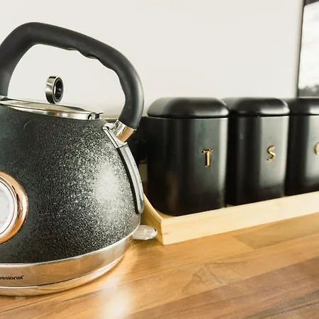 Manchester's Luxurious 2-bed Haven With Balcony - Canal Views & Proximity To United Lejlighed *